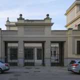  A sormontare il portale d�ingresso c�� infatti la scritta �Macello Comunale�  che ricorda le origini di questo grigio complesso di impianto classicista e simmetrico